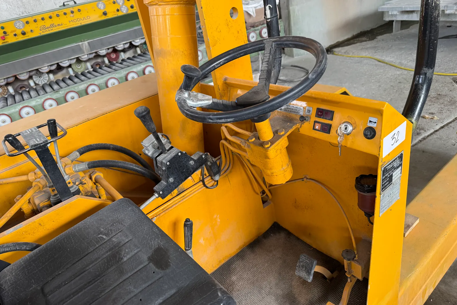 Gru Manghi (ID 32) e carrello elevatore (ID 33)