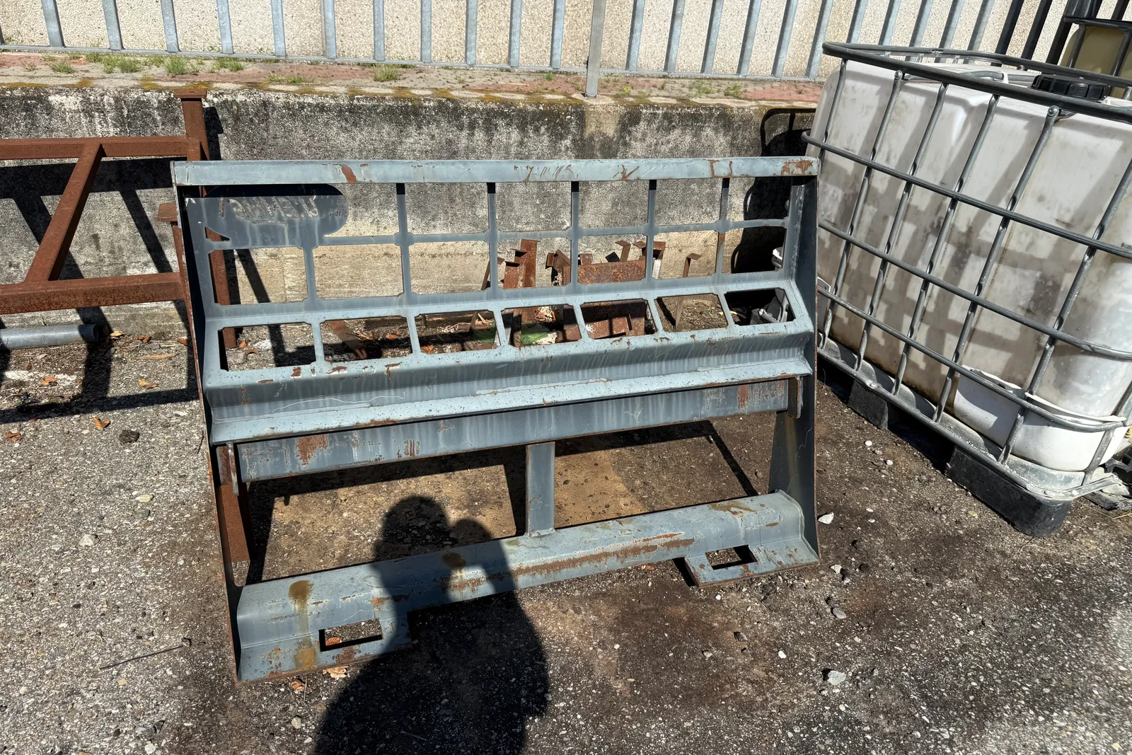 Minipala cingolata Takeuchi mod. TL140 completa di lama livellatrice, spazzatrice, fresa taglia asfalto, lama da neve e strumenti di misura