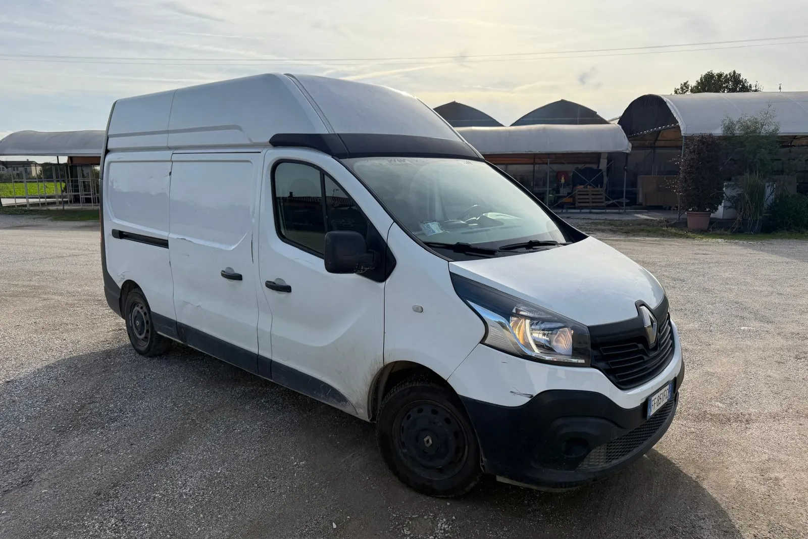 Furgone Renault Trafic targato FF851FC