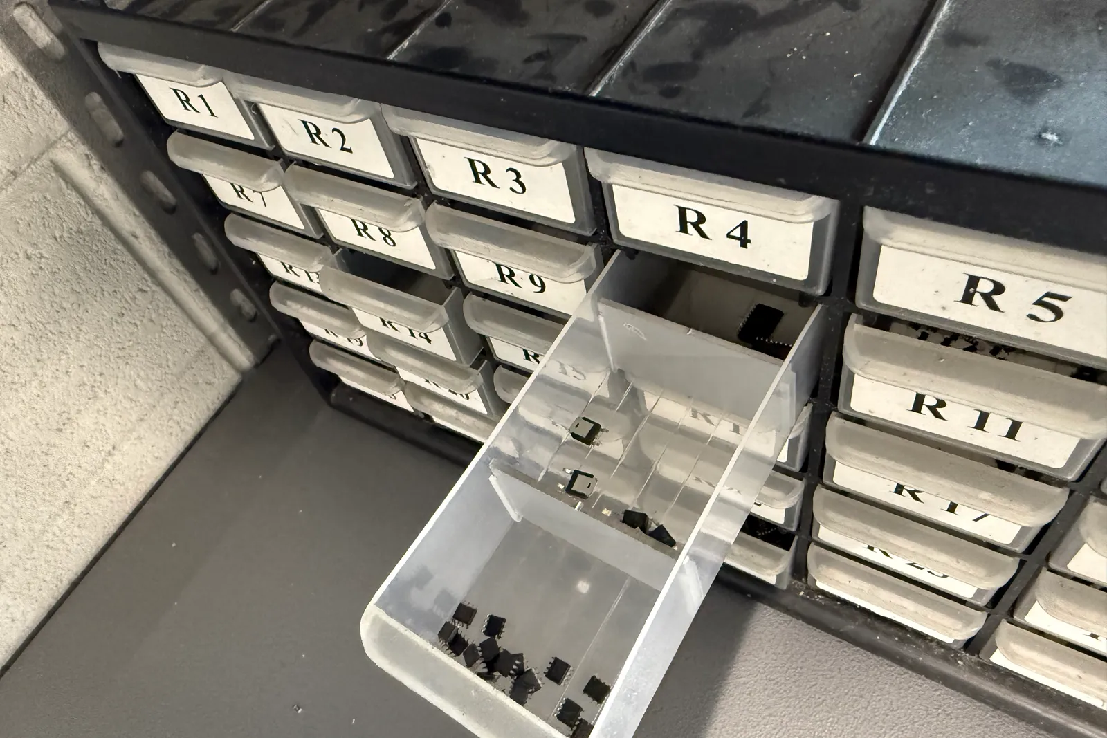 Stazioni saldanti, depuratori elettronici d’aria oltre piccoli attrezzi e componenti varie