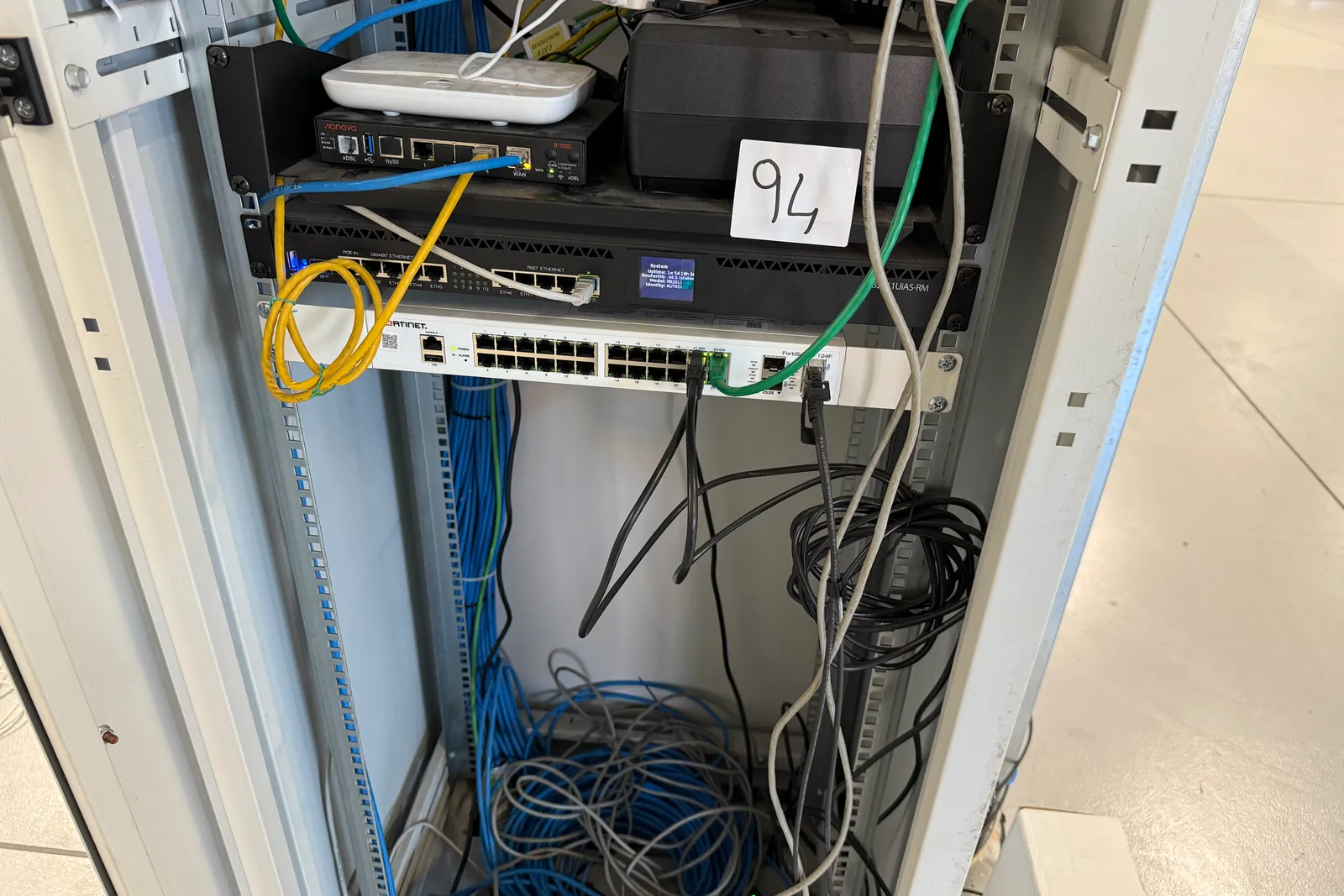 Arredi e macchine elettriche ed elettroniche da ufficio