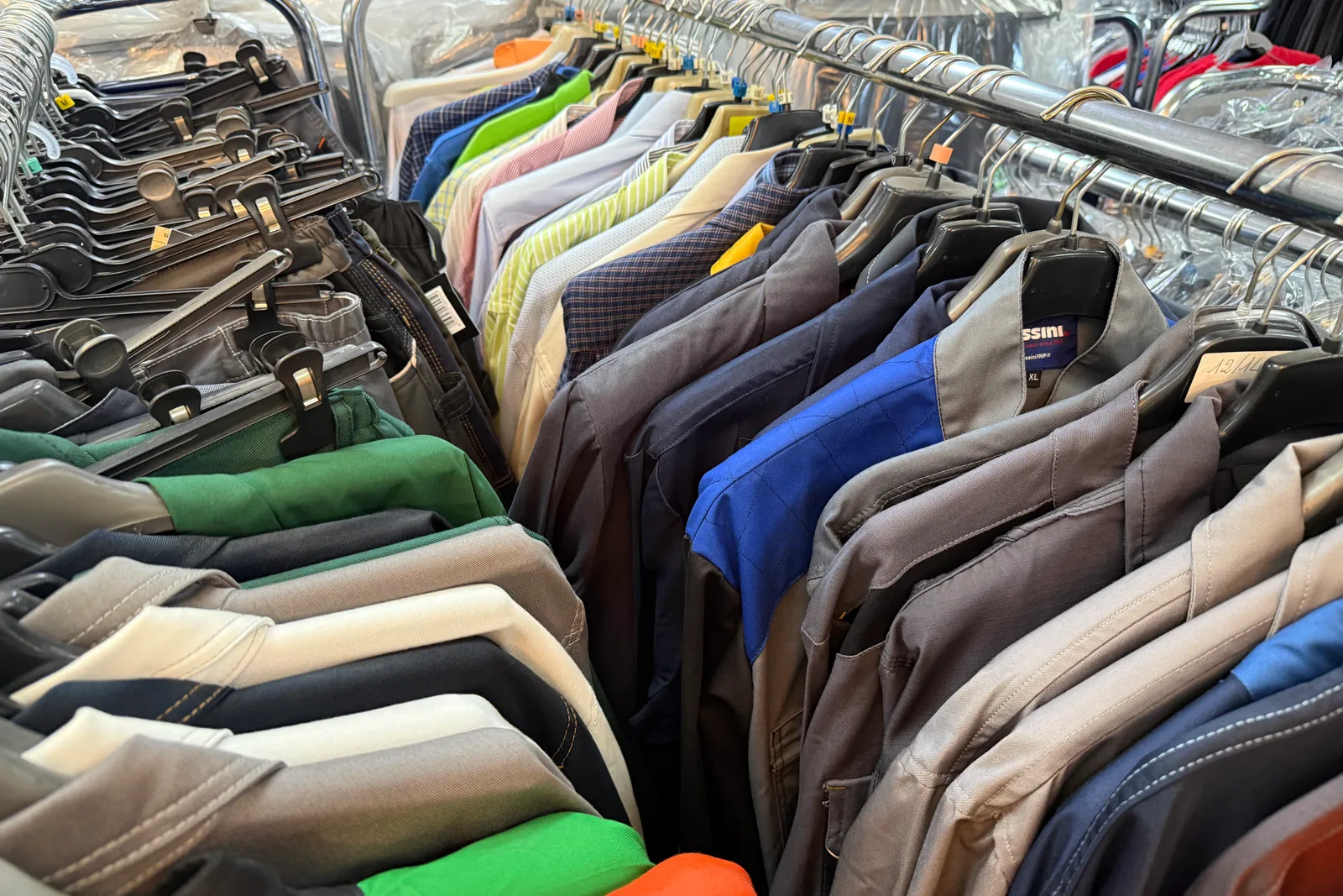 Magazzino tessuti, capi di abbigliamento e accessori – ID da n. 65 a n. 80