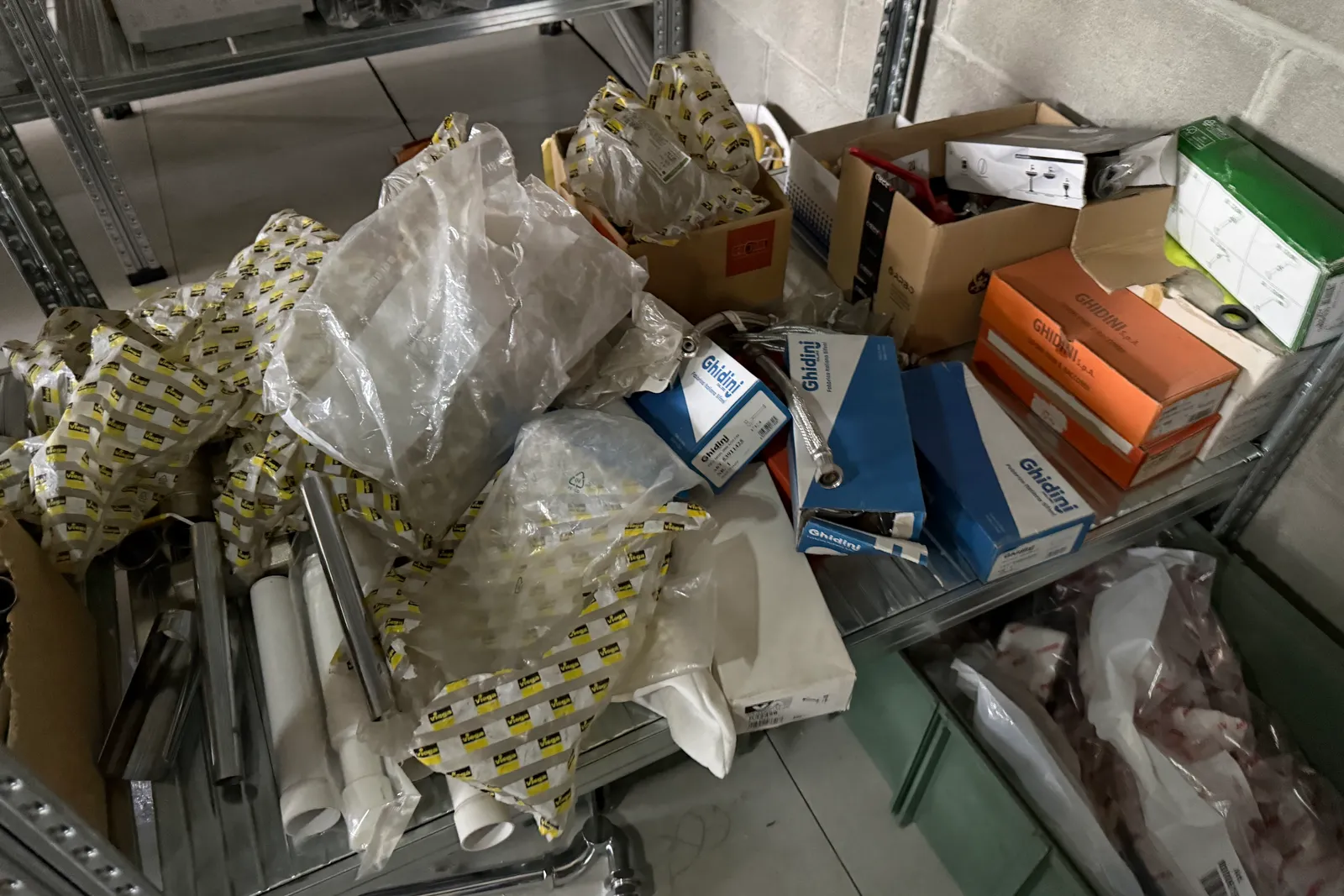 Arredi, scaffali, condizionatori, utensili e minuteria settore idraulico (esclusi ID 37 e beni asserviti all’immobile)