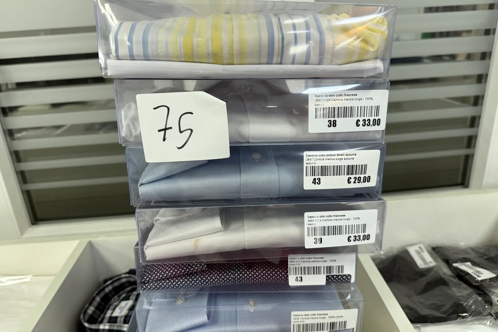 Magazzino tessuti, capi di abbigliamento e accessori – ID da n. 65 a n. 80