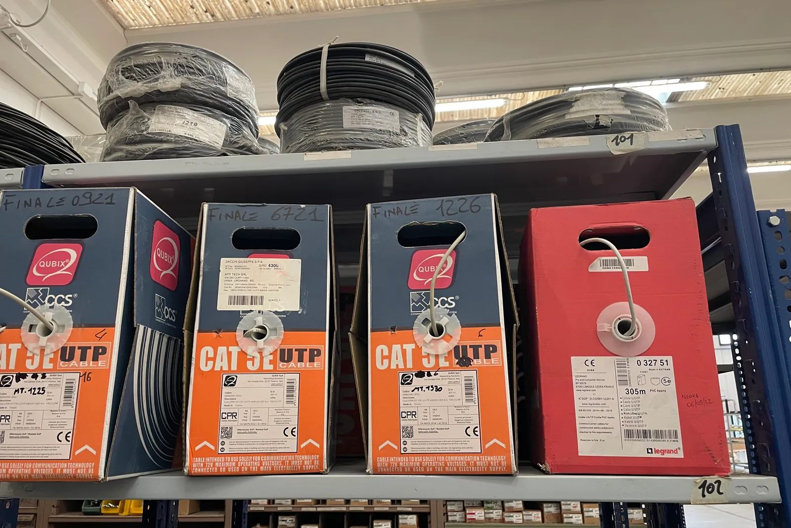 Stock lampade da tavolo, materiale elettrico e minuteria varia, oltre attrezzature e mobili da ufficio