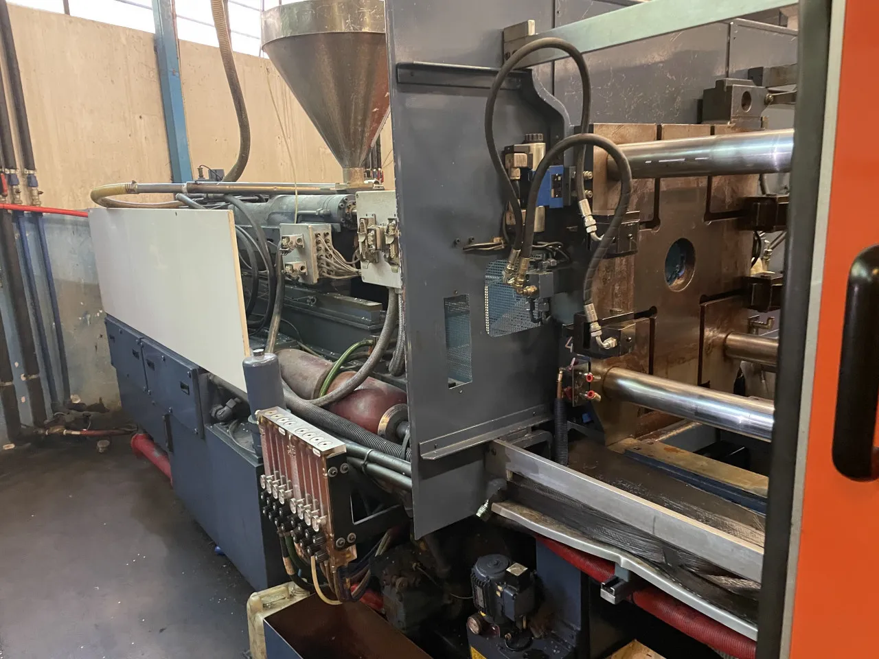Pressa oleodinamica per stampaggio plastica Maico Presse