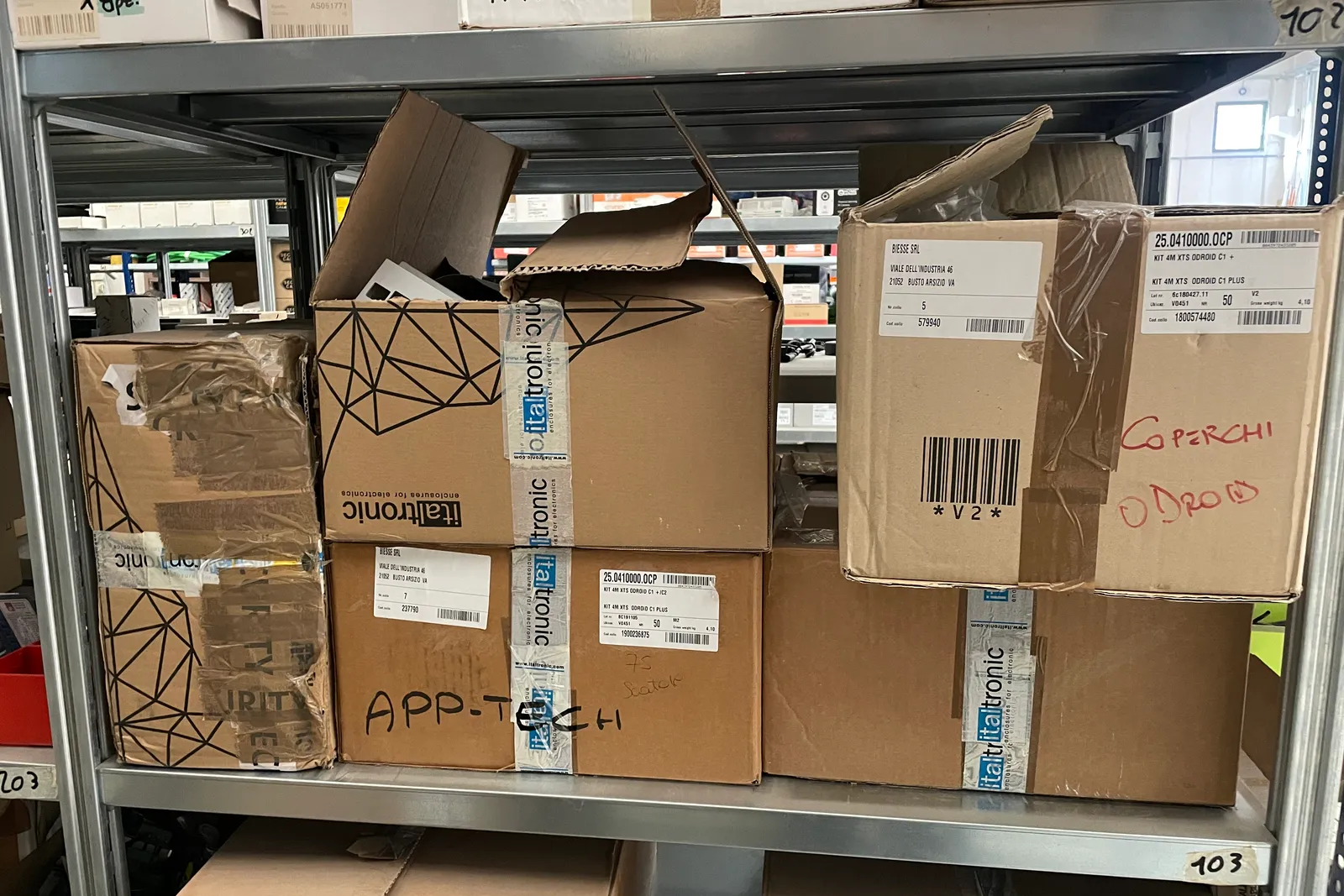 Stock lampade da tavolo, materiale elettrico e minuteria varia, oltre attrezzature e mobili da ufficio