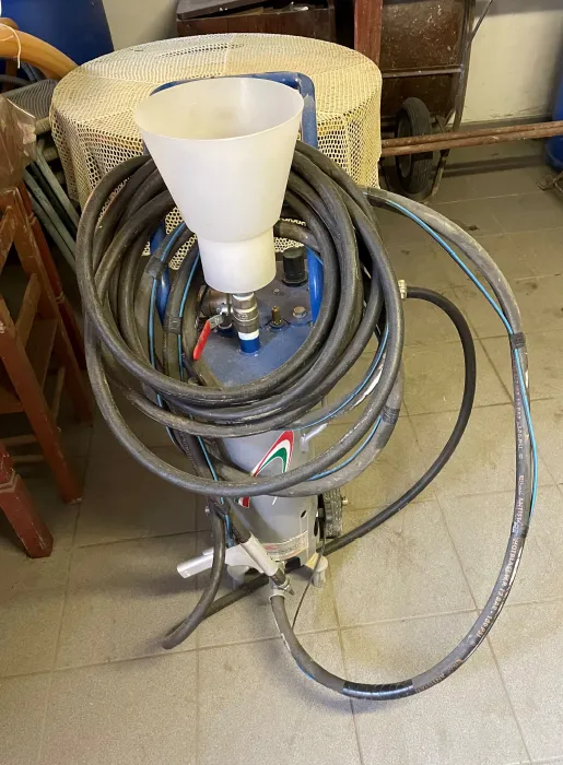 Sabbiatrice, sega circolare, pompa per verniciatura e PC portatile