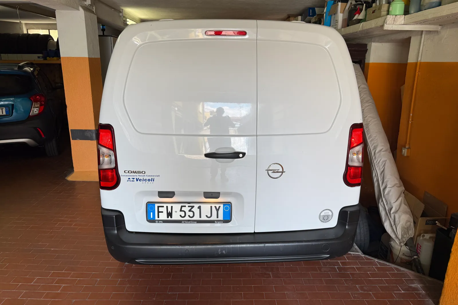Furgone Opel combo targato FW531JY