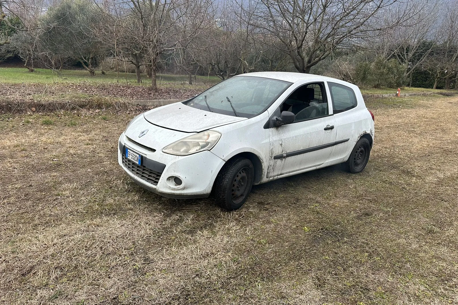 Autocarro Renault Clio targato EP552DN