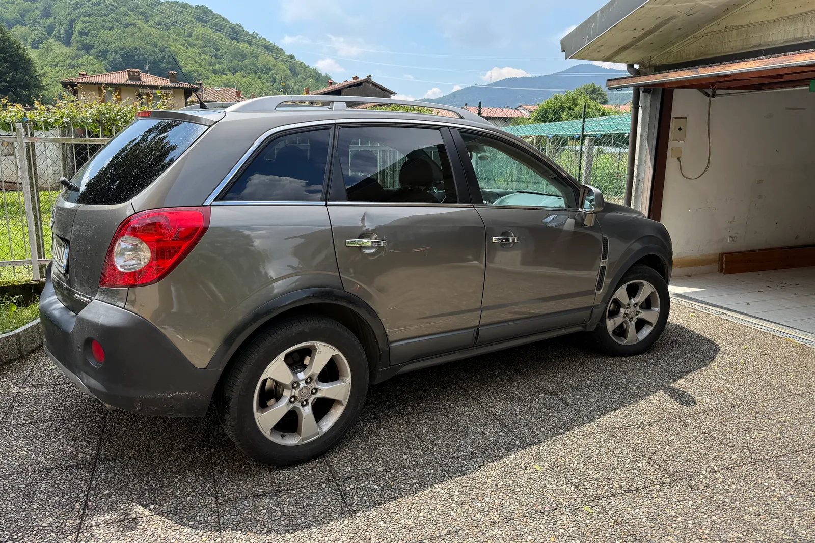Lotto costituito da n. 2 autovetture: - Autovettura Opel Antara targata DT277DZ; - Autovettura BMW 520i targata CD700FJ