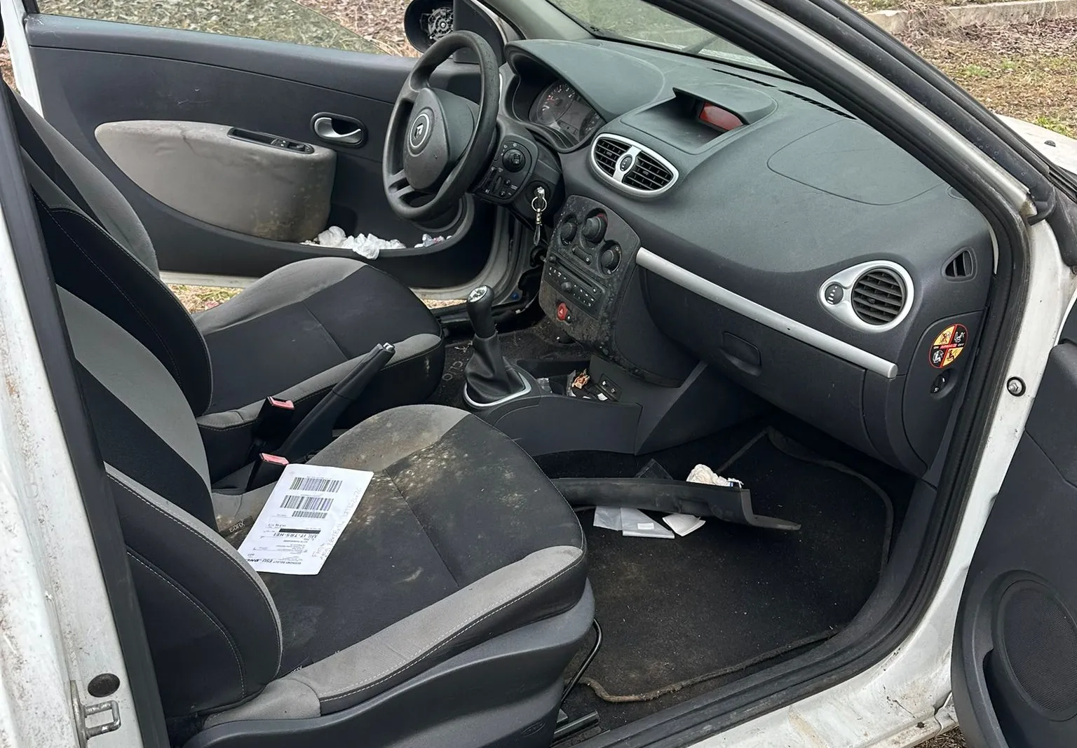 Autocarro Renault Clio targato EP552DN