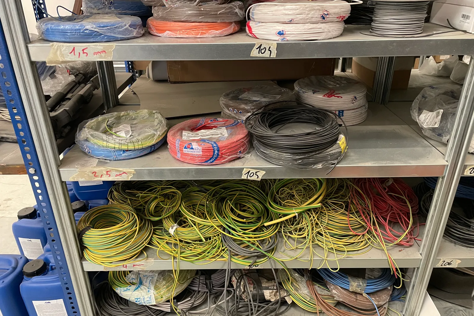 Stock lampade da tavolo, materiale elettrico e minuteria varia, oltre attrezzature e mobili da ufficio