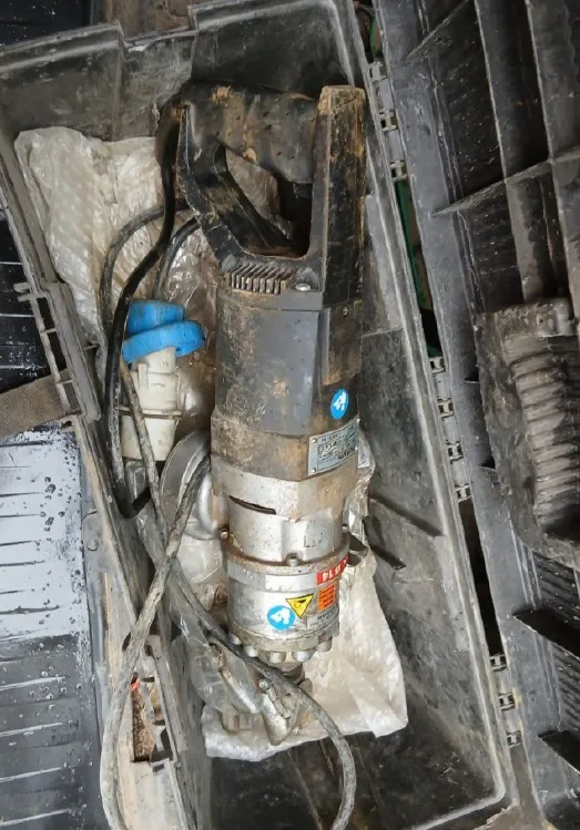 Furgone Ford Transit targato EH767LX, oltre macchinari edili e moschettoni, imbracature e corde