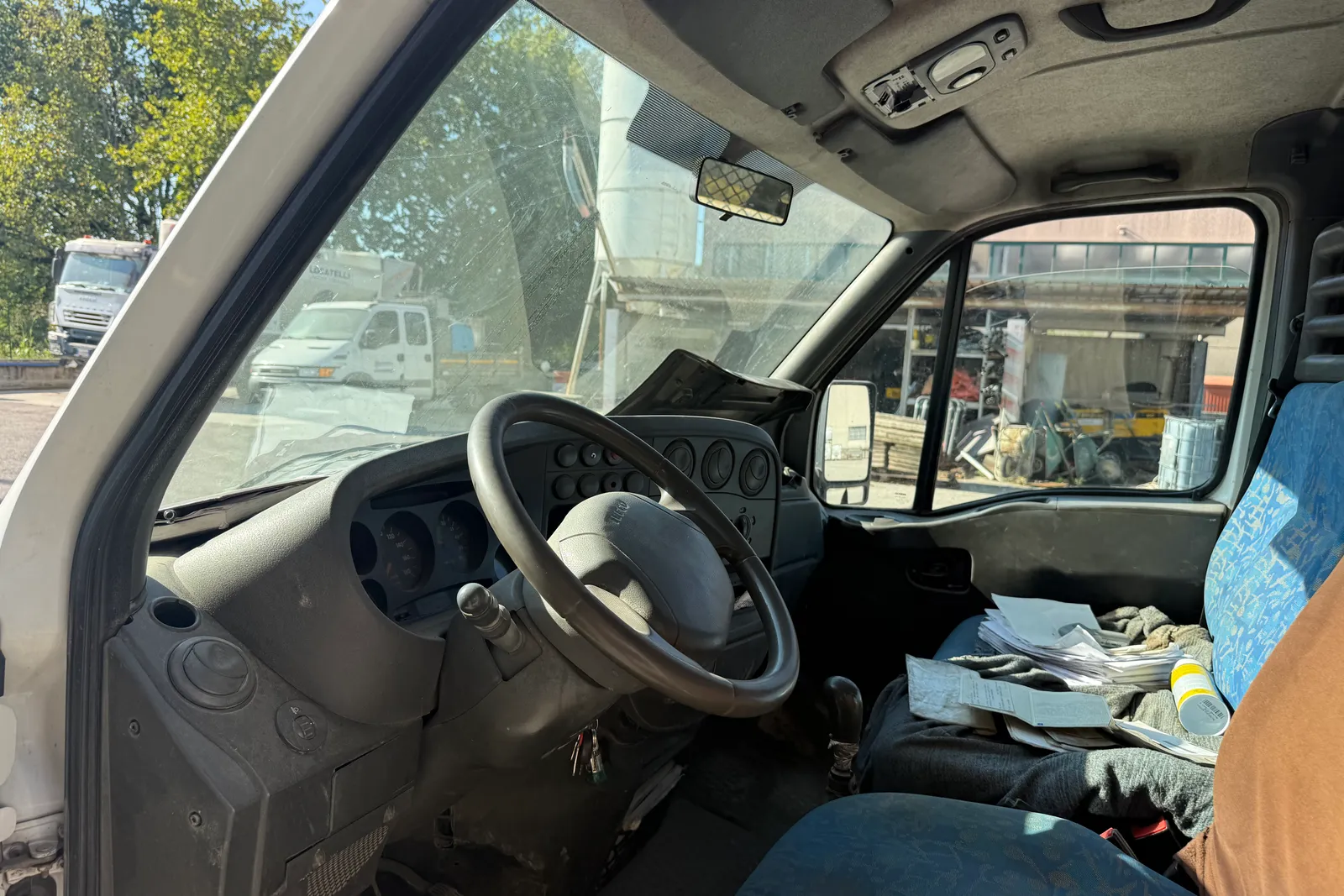 Autocarro ribaltabile Iveco Daily (35C9A) targato CD003FF 