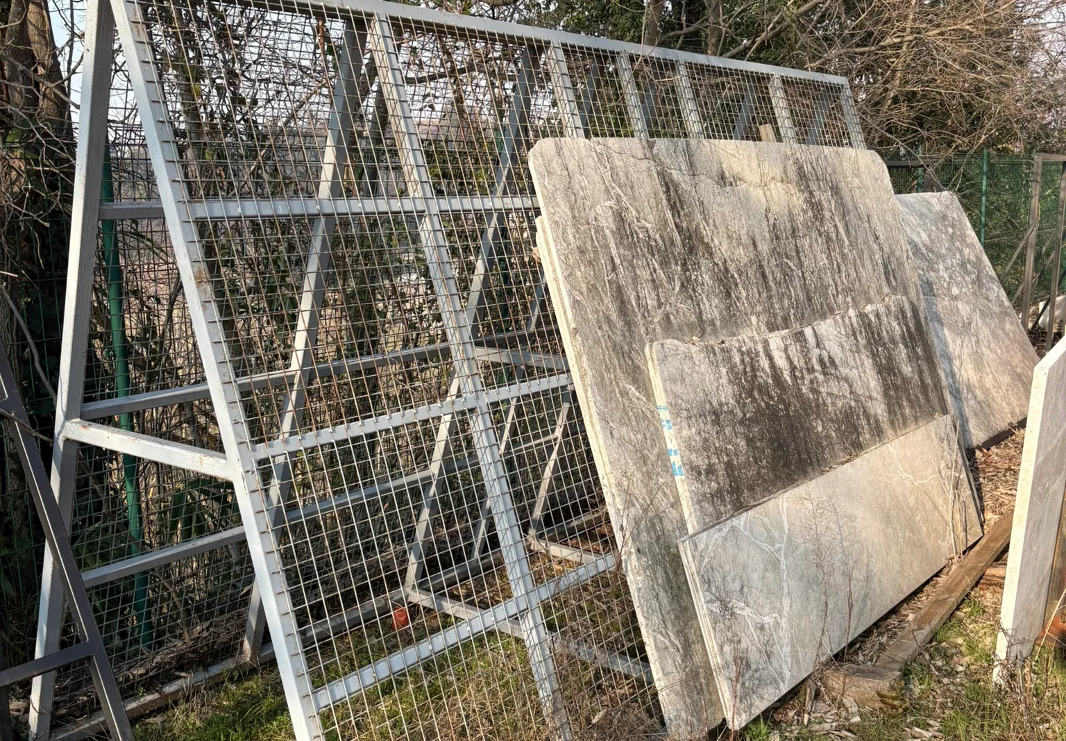 Marmo - rimanenze blocchi, semiblocchi, informi, pietrame, lastre, filagne e piastrelle, lotto espositivo e tavolo da esterno in marmo