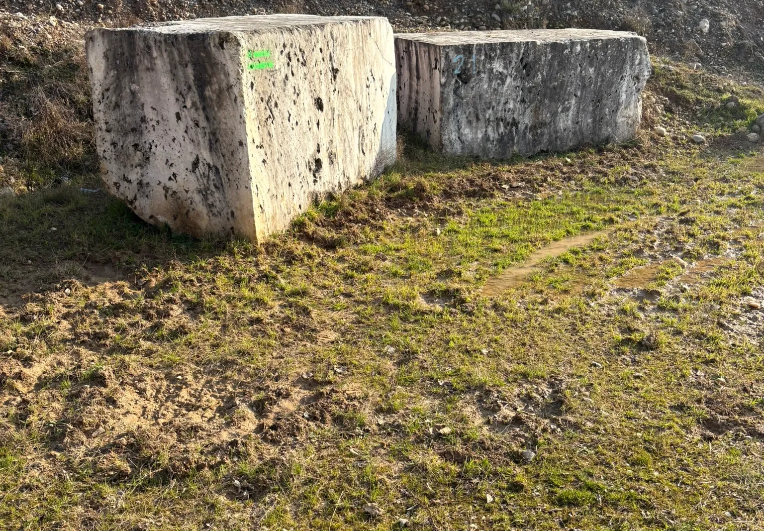Marmo - rimanenze blocchi, semiblocchi, informi, pietrame, lastre, filagne e piastrelle, lotto espositivo e tavolo da esterno in marmo
