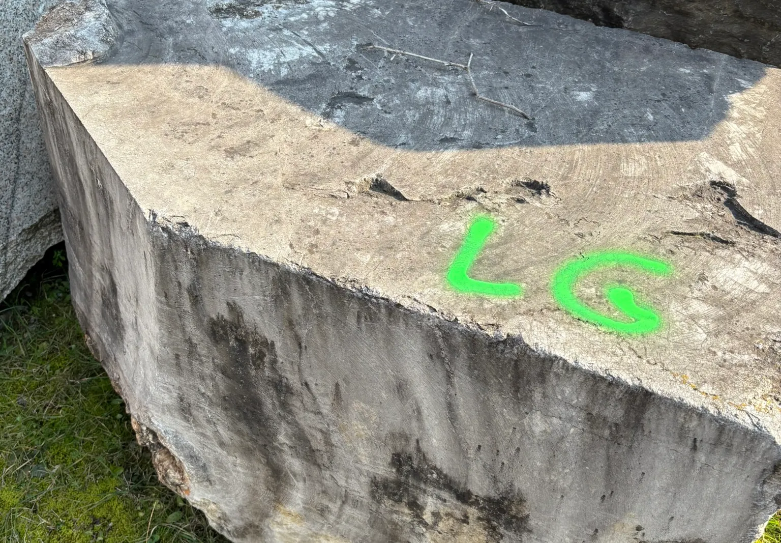 Marmo - rimanenze blocchi, semiblocchi, informi, pietrame, lastre, filagne e piastrelle, lotto espositivo e tavolo da esterno in marmo