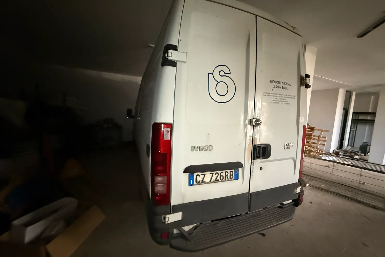 Furgone Iveco Daily targato CZ726RB