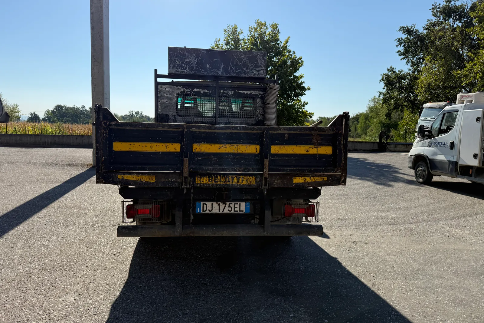 Autocarro ribaltabile Iveco Daily (35E4) targato DJ175EL