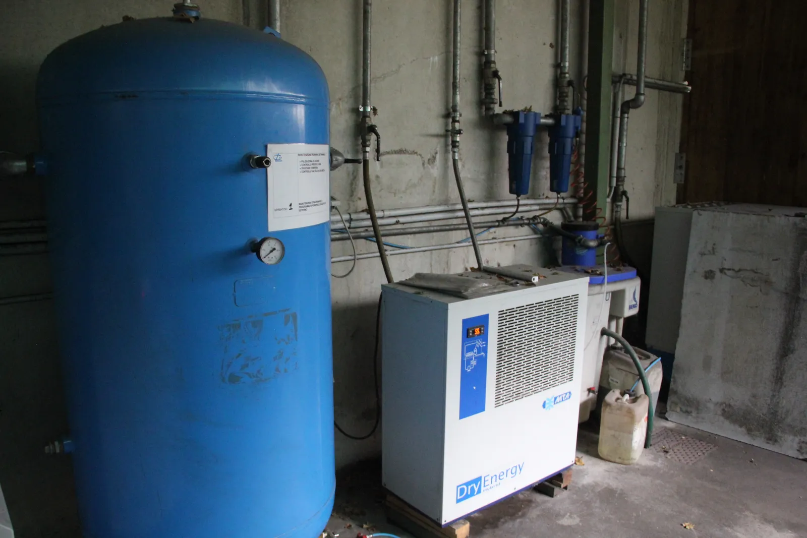Taglierina automatica, vibroburatti, compressori ed essiccatore, proiettore profili