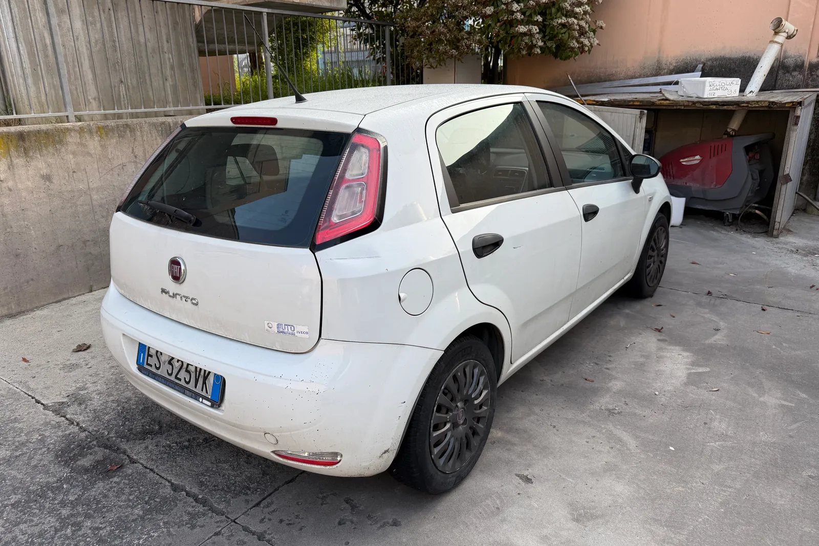 Autovettura Fiat Punto targata ES325VK