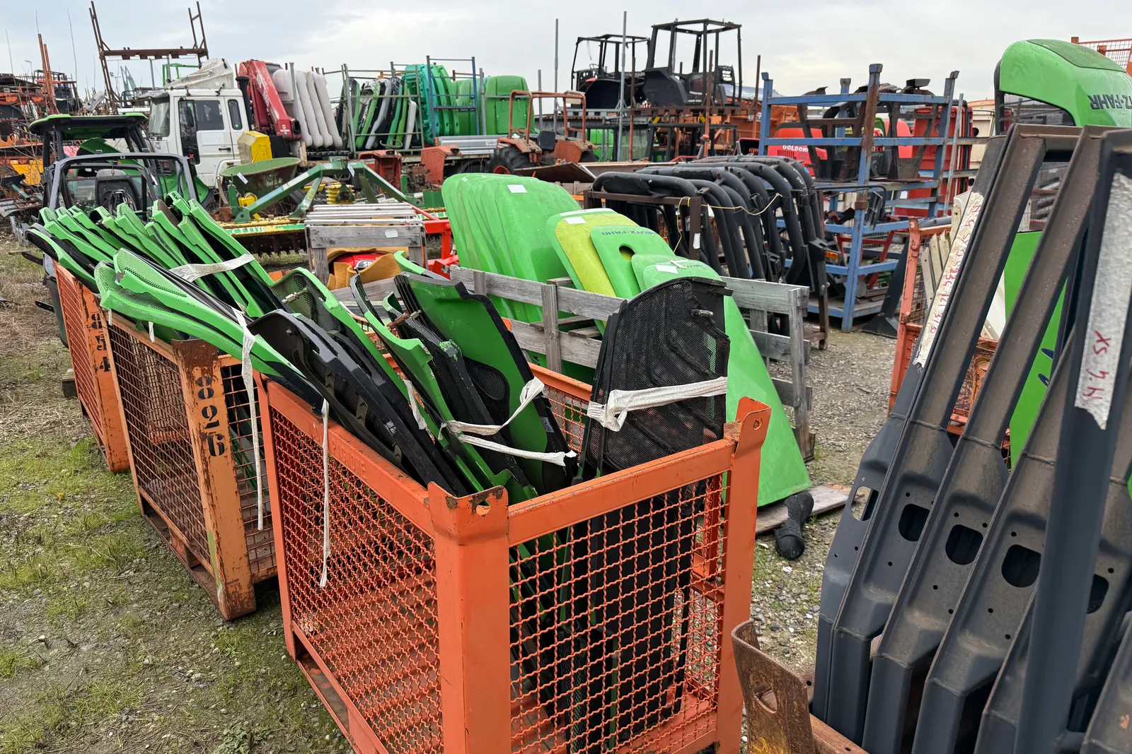 Magazzino componenti e ricambi per macchine agricole, oltre scaffali (escluse casse e ceste metalliche)