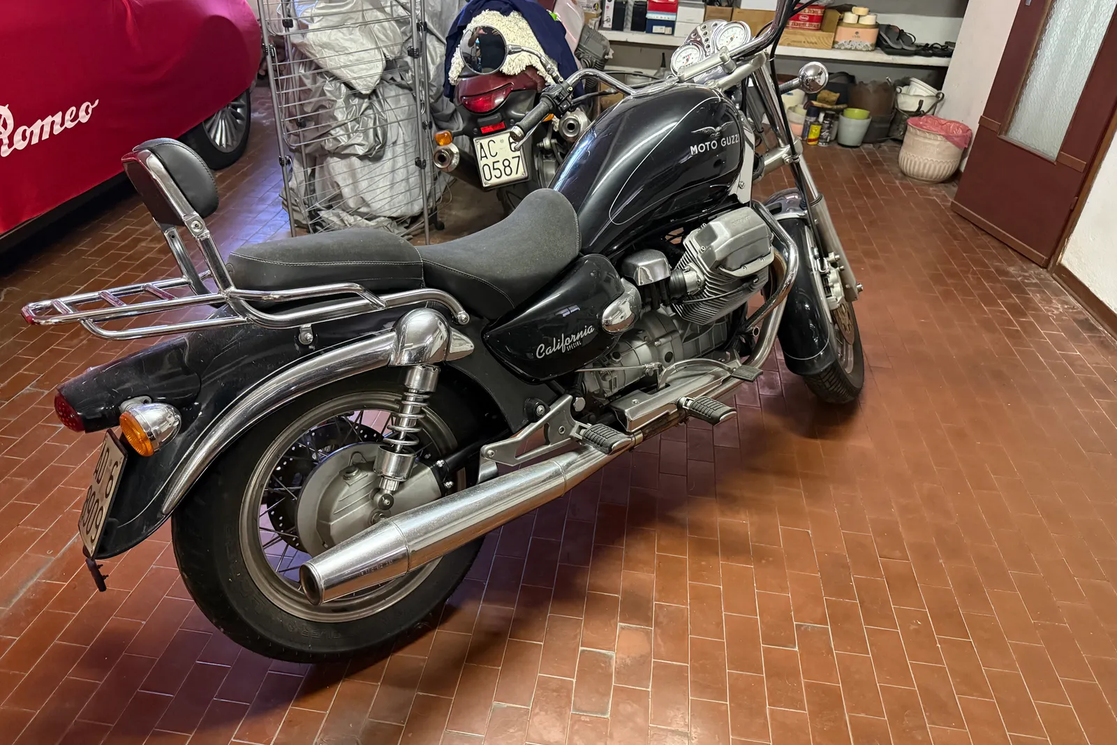 Motoveicolo Guzzi California targato AD68909