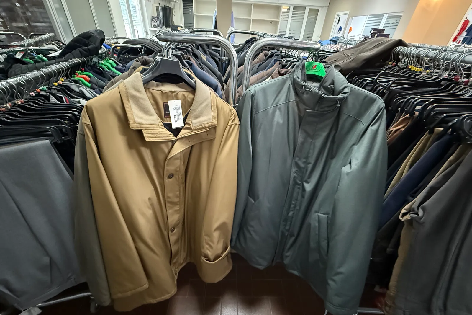 Magazzino tessuti, capi di abbigliamento e accessori – ID da n. 65 a n. 80