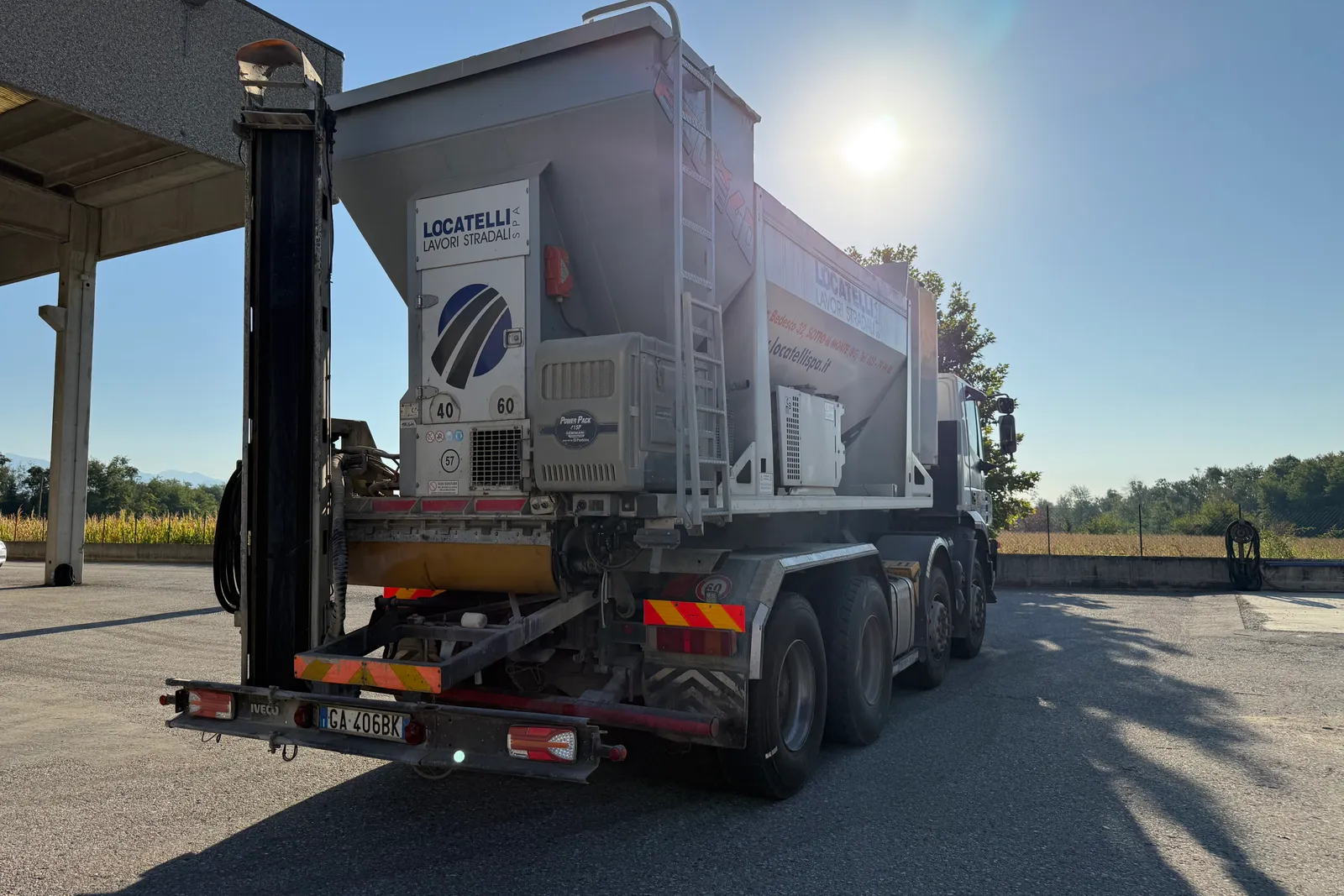 Autocarro Iveco Magirus A410T con impianto miscelazione calcestruzzo Bertoli e cassone scarrabile targato GA406BK