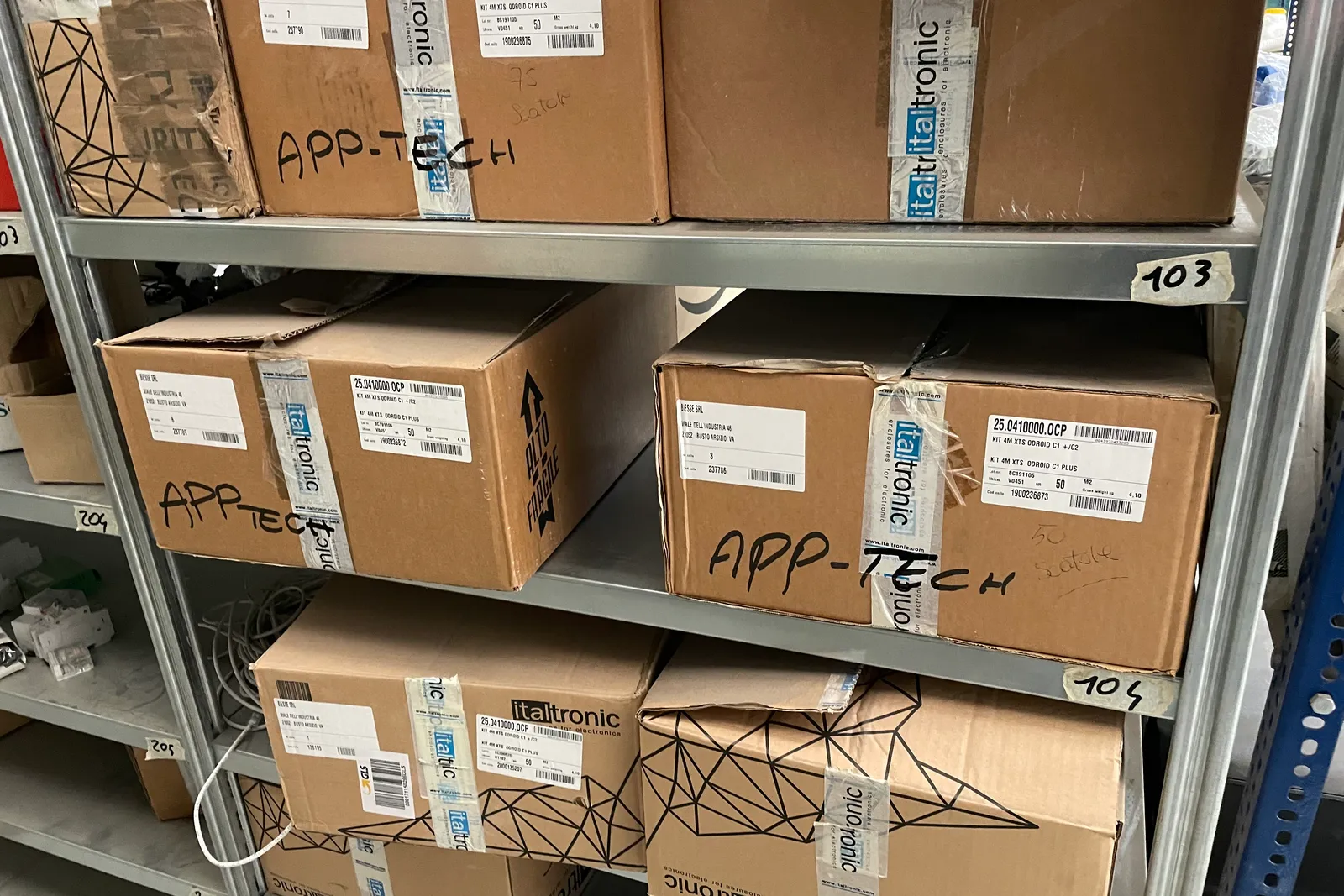 Stock lampade da tavolo, materiale elettrico e minuteria varia, oltre attrezzature e mobili da ufficio