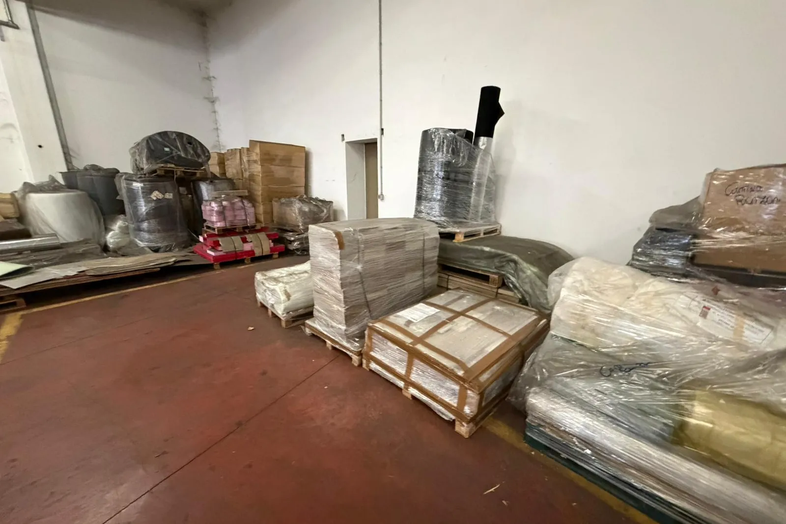 Arredi, hardware e rimanenze isolanti e vetroniti