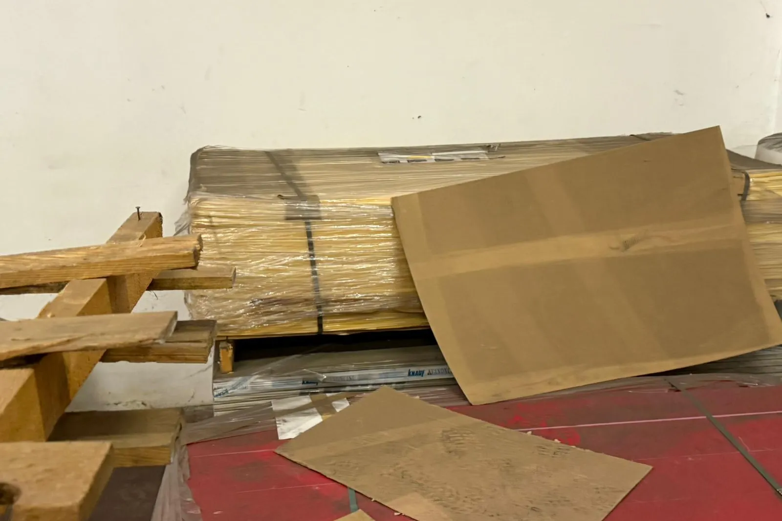 Arredi, hardware e rimanenze isolanti e vetroniti