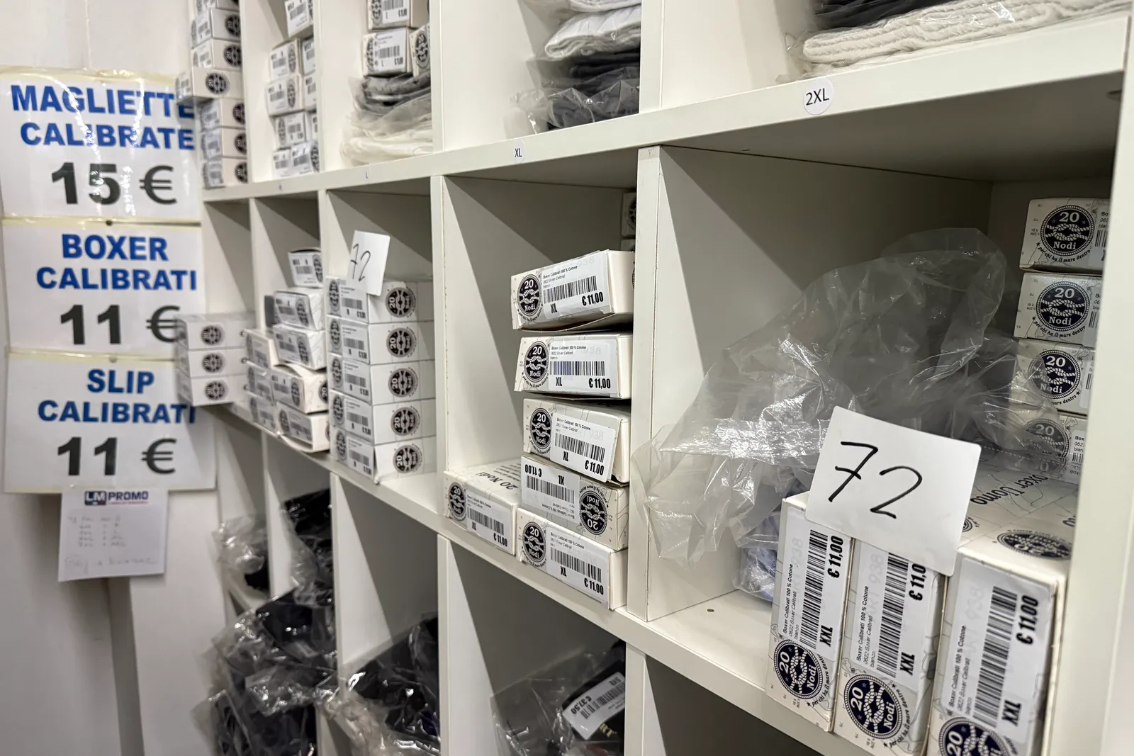 Magazzino tessuti, capi di abbigliamento e accessori – ID da n. 65 a n. 80