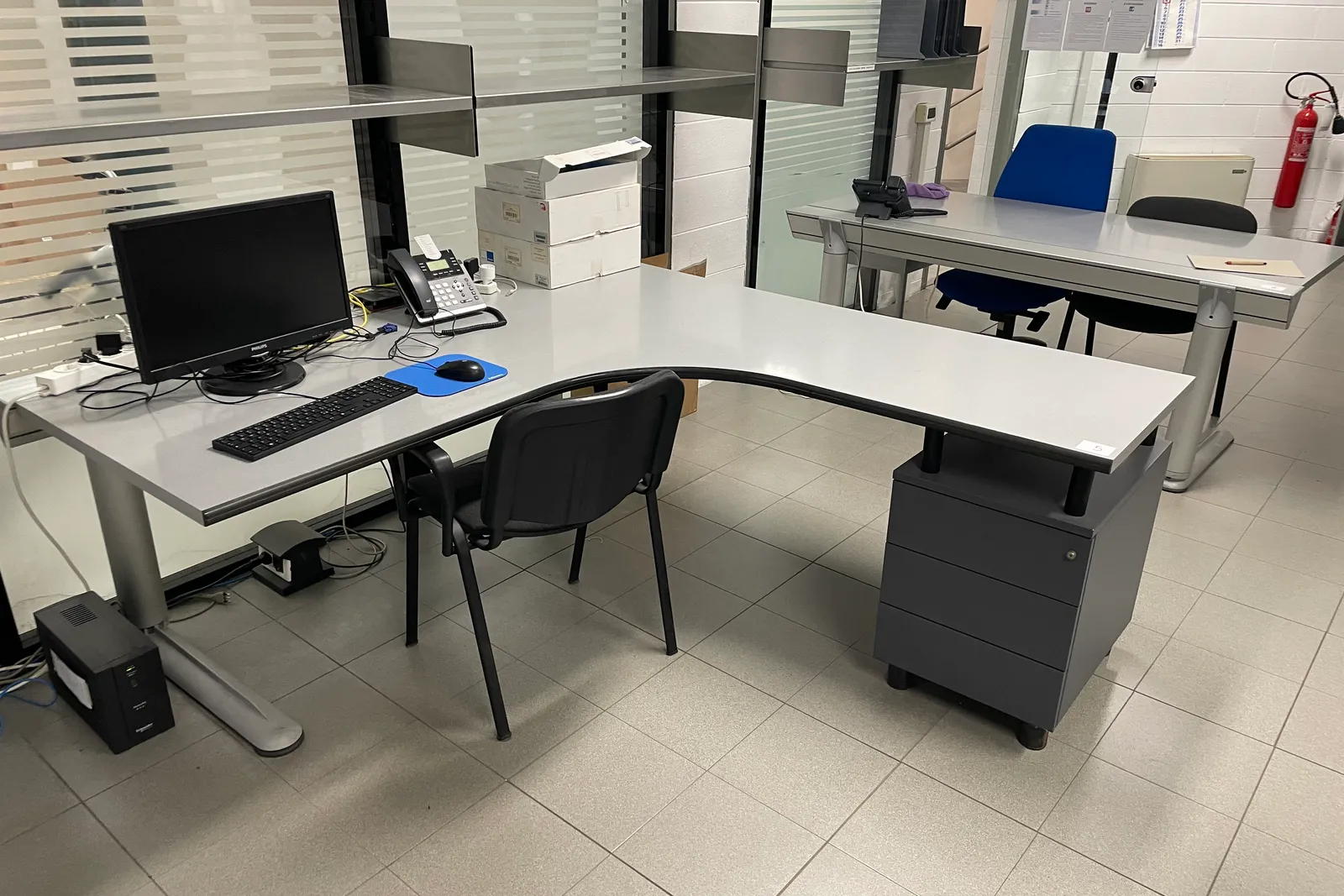 Stock lampade da tavolo, materiale elettrico e minuteria varia, oltre attrezzature e mobili da ufficio
