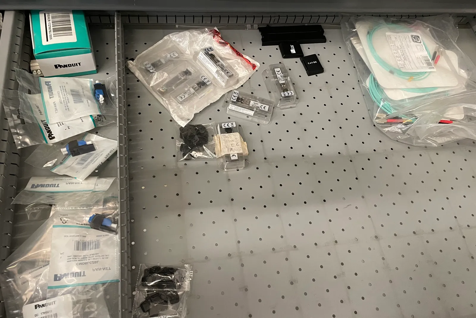 Stock lampade da tavolo, materiale elettrico e minuteria varia, oltre attrezzature e mobili da ufficio