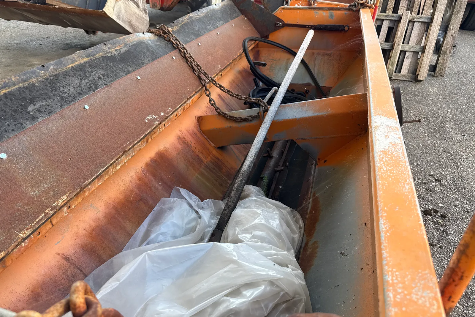 Rimorchio spargisale Bombelli mod. SMT 250 targato AAJ161