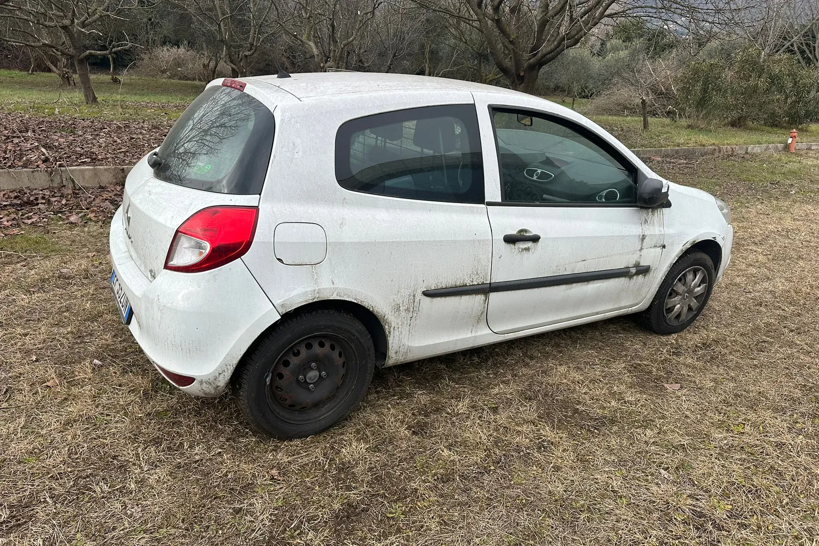 Autocarro Renault Clio targato EP552DN
