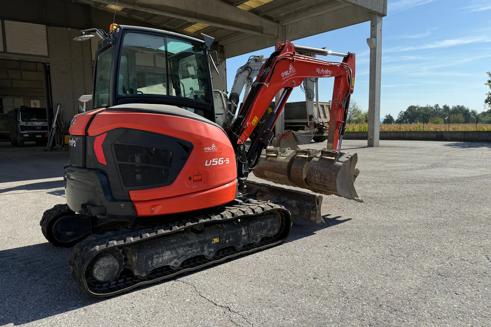 Escavatore Kubota mod. U56-5 completo di n. 3 benne e martello demolitore