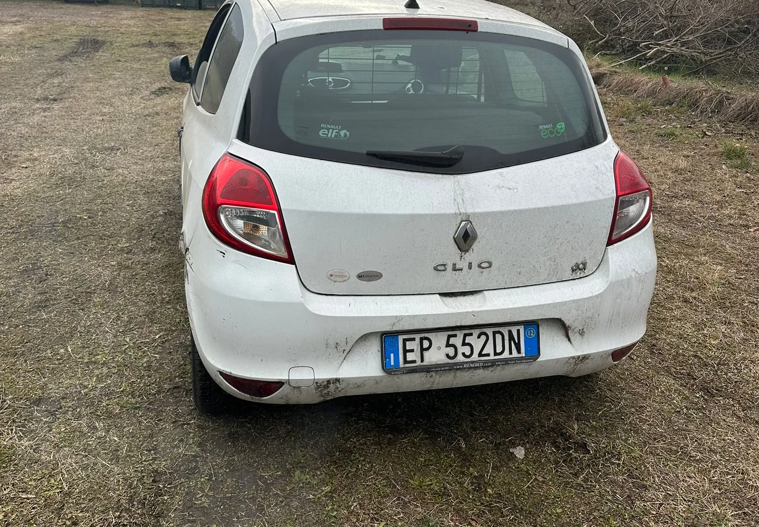 Autocarro Renault Clio targato EP552DN
