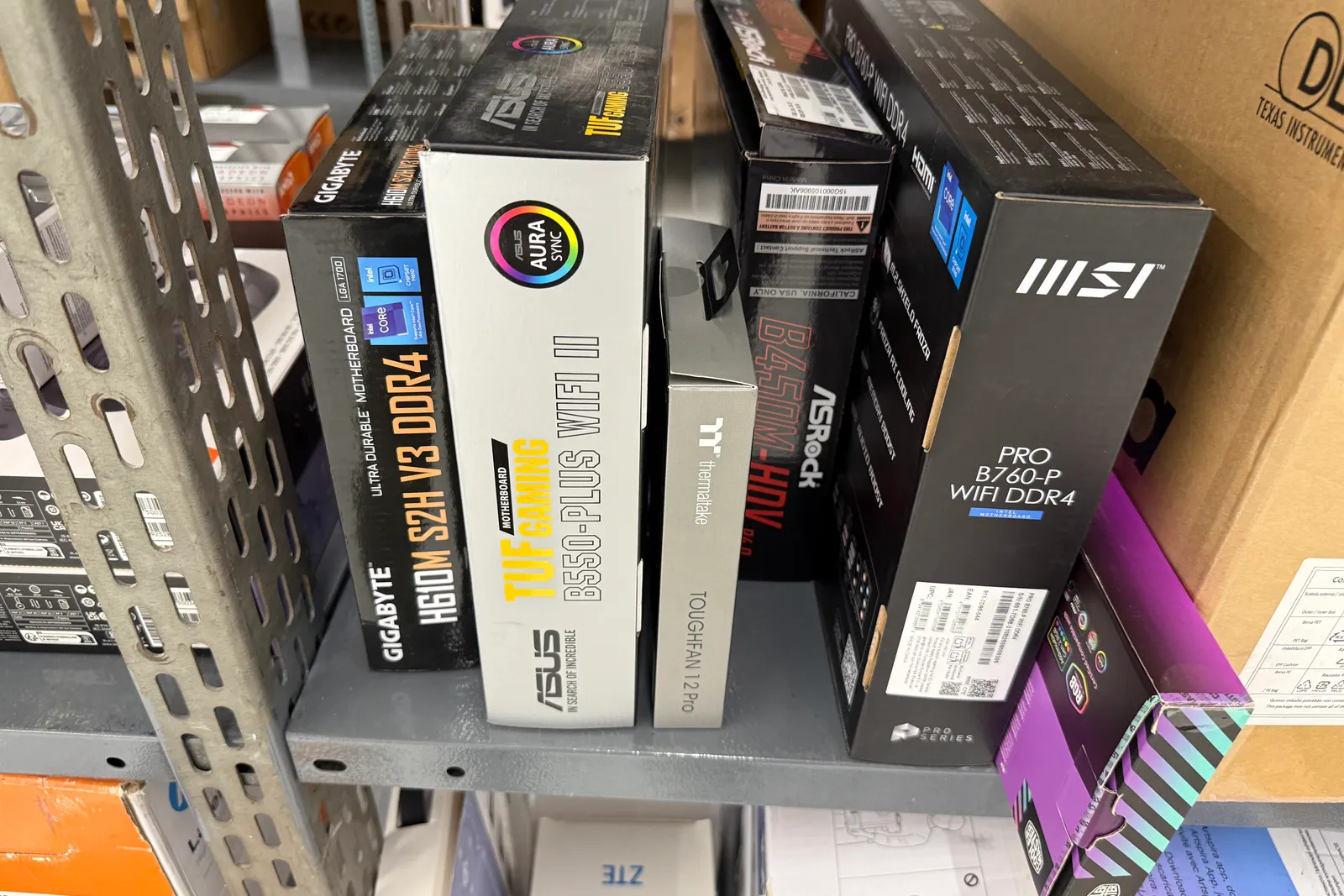 Stock prodotti, batterie, imballaggi, arredi e varie