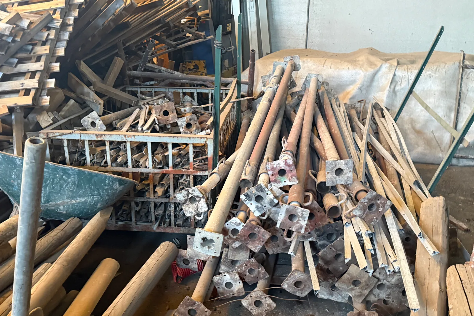 N. 2 betoniere, una taglia asfalto e materiale edile vario (ponteggi, puntelli, legname da cantiere)