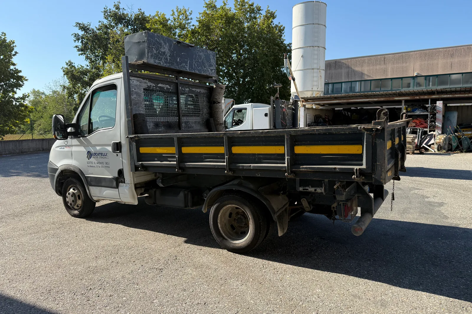 Autocarro ribaltabile Iveco Daily (35E4) targato DJ175EL