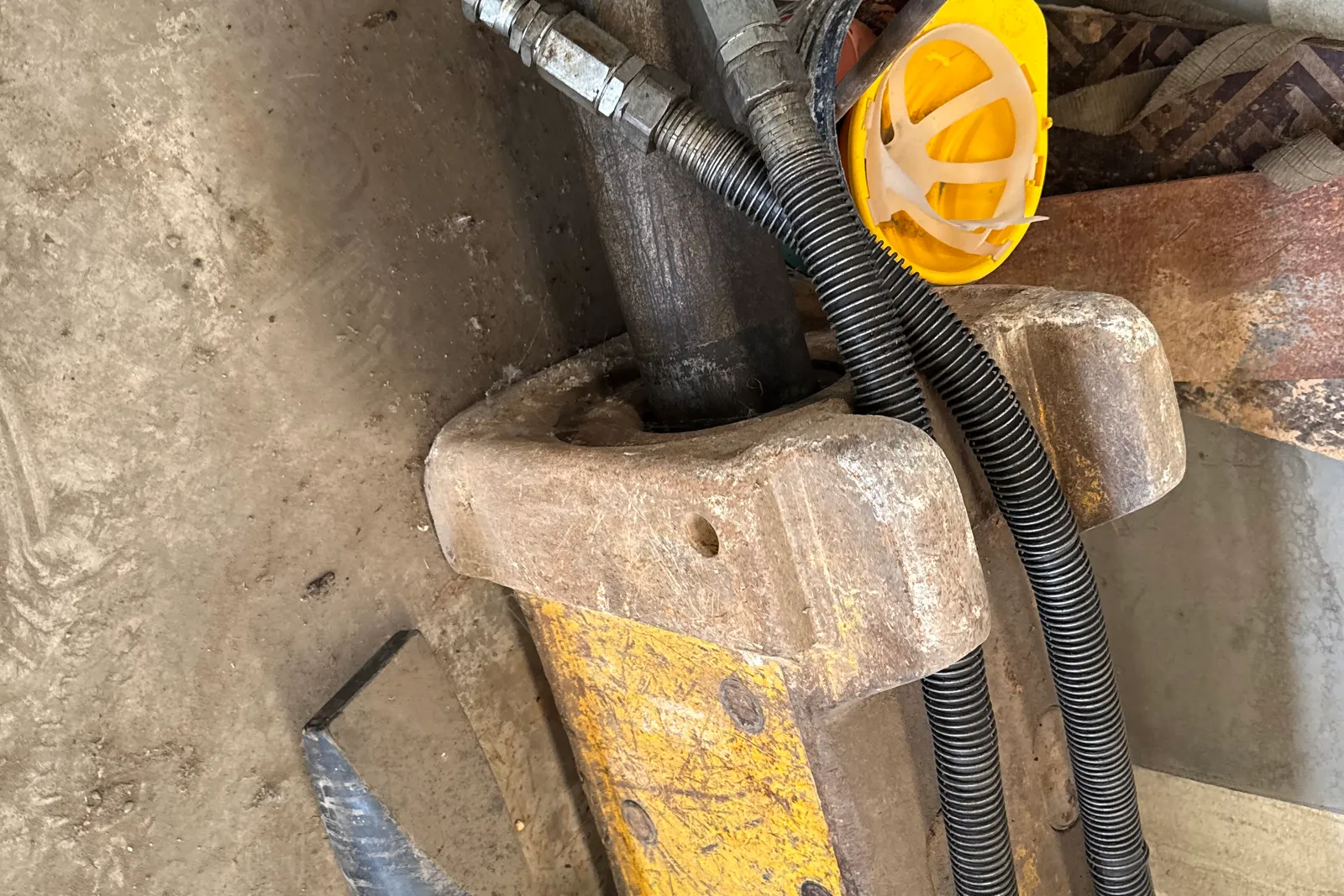 Martello demolitore con punta Atlas Copco mod. HB 2200 Dust