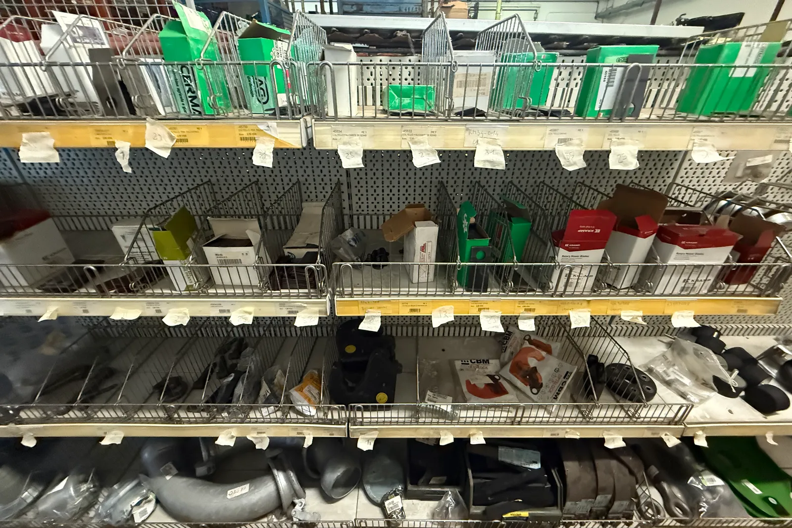 Magazzino componenti e ricambi per macchine agricole, oltre scaffali (escluse casse e ceste metalliche)