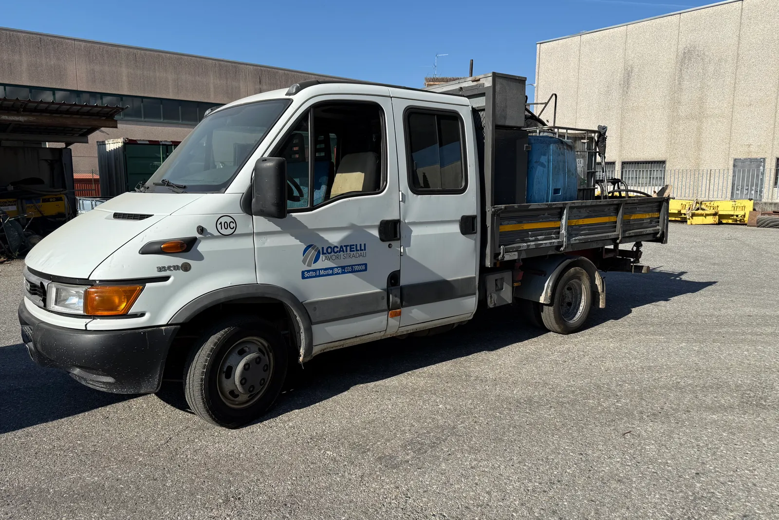 Autocarro ribaltabile Iveco Daily (35C11A) targato BN871RW con macchinario spruzzatrice per emulsione e due cisterne