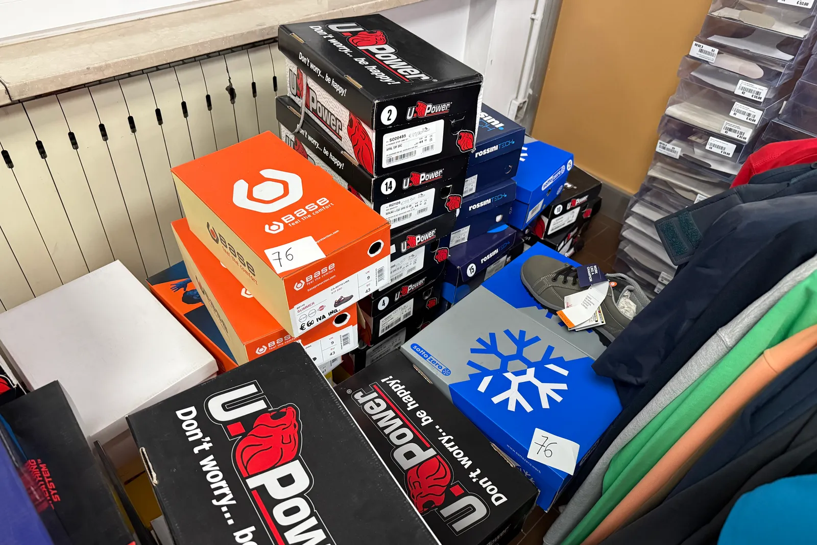 Magazzino tessuti, capi di abbigliamento e accessori – ID da n. 65 a n. 80