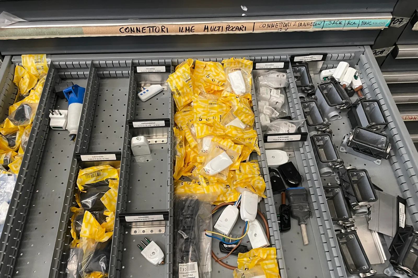 Stock lampade da tavolo, materiale elettrico e minuteria varia, oltre attrezzature e mobili da ufficio