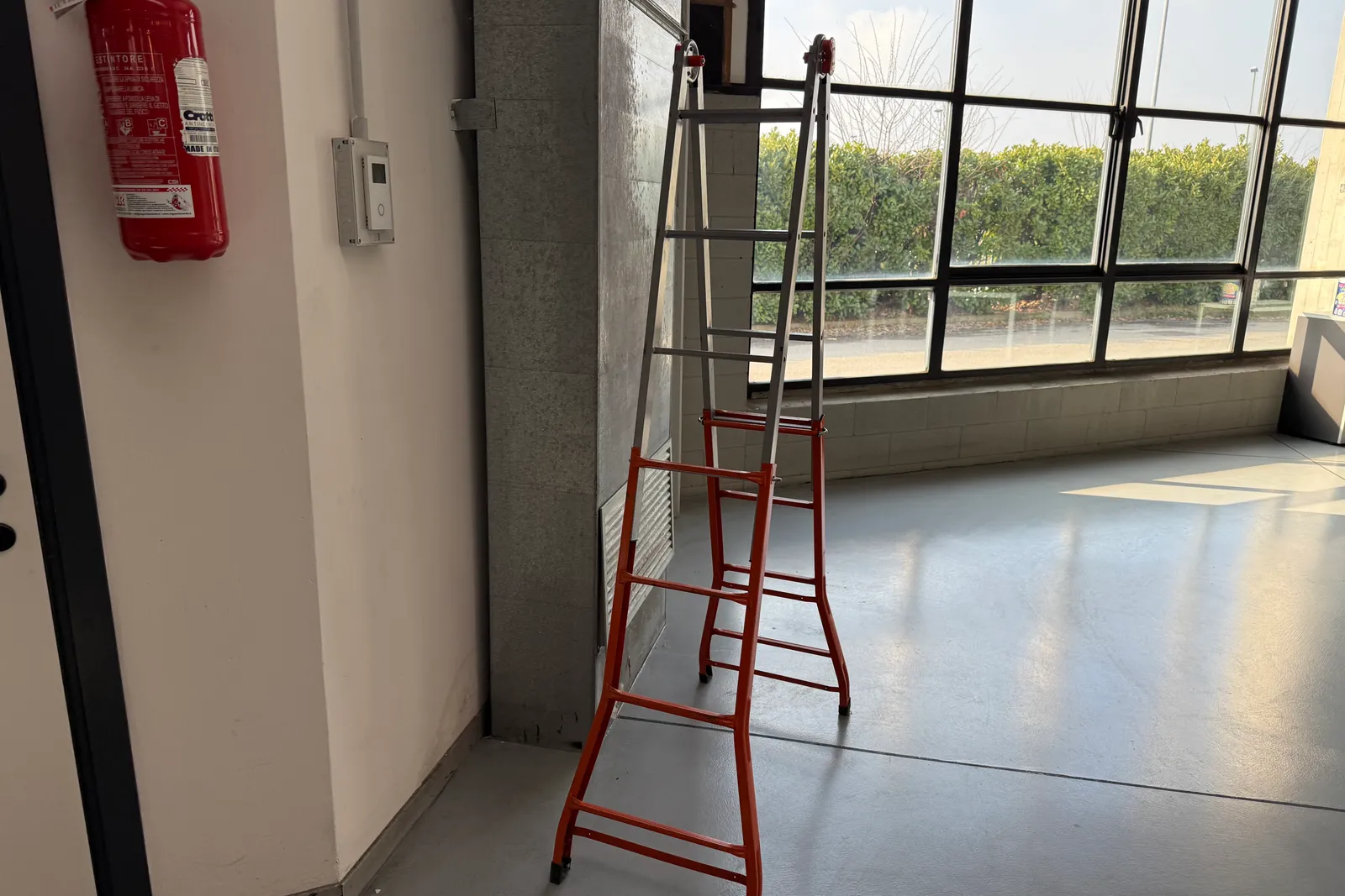 Tavoli da lavoro, rimanenze e attrezzature varie
