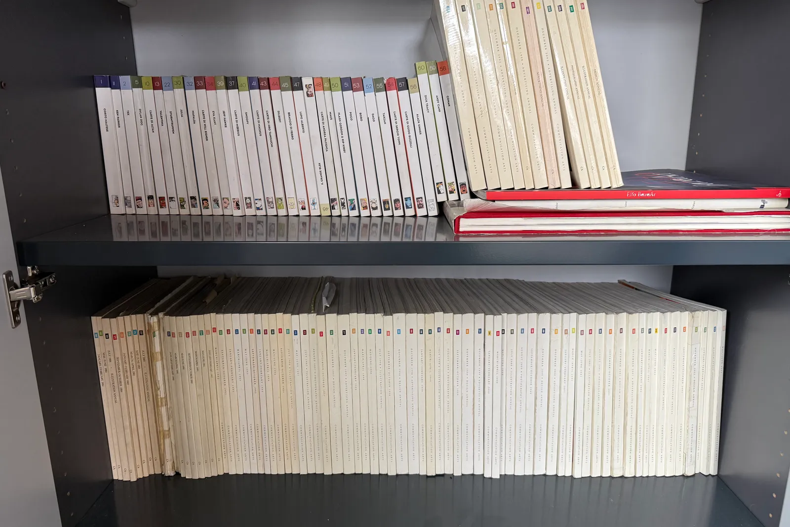 Volumi e riviste a scaffale, oltre stampe originali di uscite pubblicitarie degli anni 1955-1992 e microfiches